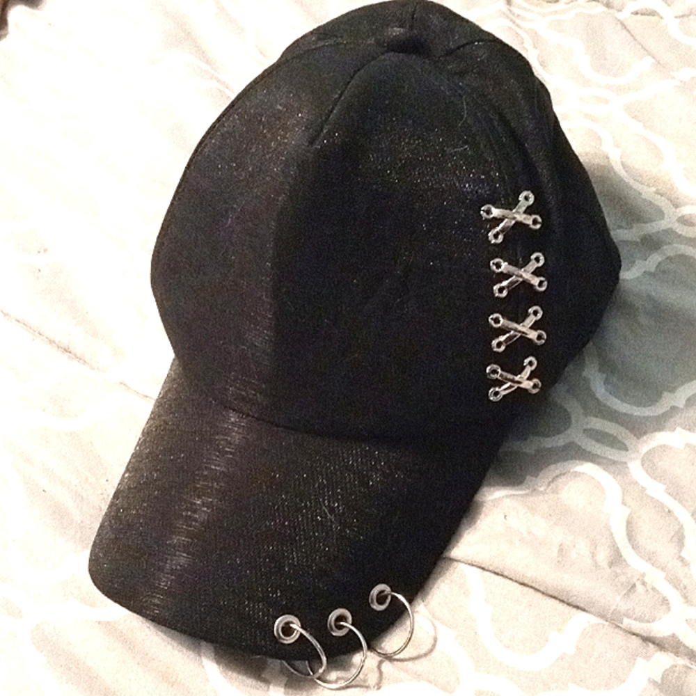 Black cap with silver rings